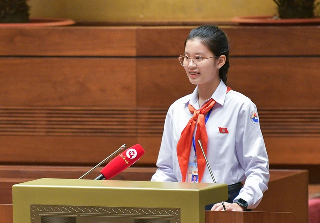 Đặng Cát Tiên, Chủ tịch "Quốc hội trẻ em" phát biểu tại phiên toàn thể. Đặng Cát Tiên, Chủ tịch "Quốc hội trẻ em" phát biểu tại phiên toàn thể.