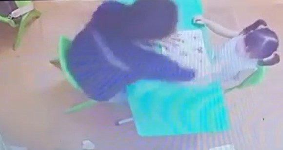 Hình ảnh cô giáo đánh vào mặt bé gái 2 tuổi. Ảnh: Cắt từ clip Hình ảnh cô T 'tác động vật lý' vào mặt bé gái 2 tuổi. Ảnh: Cắt từ clip