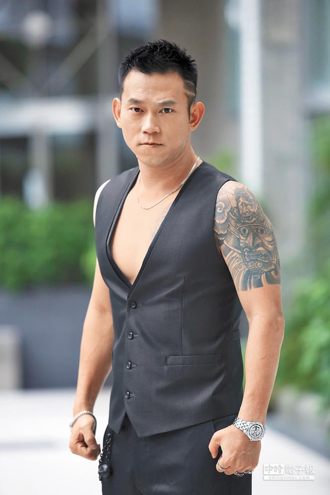 Nhan Chính Quốc từng là sao nhí nổi tiếng bậc nhất Đài Loan, tham gia nhiều phim của đạo diễn Hầu Hiếu Hiền, được gọi là “cậu bé vàng”. Nhưng anh nhiều lần phạm tội, từng phải đeo còng tay để tham gia tang lễ của cha. Nhan Chính Quốc từng là sao nhí nổi tiếng bậc nhất Đài Loan, tham gia nhiều phim của đạo diễn Hầu Hiếu Hiền, được gọi là “cậu bé vàng”. Nhưng anh nhiều lần phạm tội, từng phải đeo còng tay để tham gia tang lễ của cha.