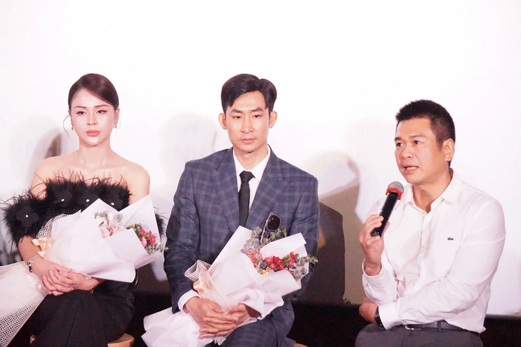 Ông Lê Anh Ngọc (bìa phải) – đại diện nhà sản xuất Viettel Media – chia sẻ tại buổi họp báo cùng diễn viên Trọng Nhân, Lương Thu Trang – Ảnh: T.ĐIỂU Ông Lê Anh Ngọc (bìa phải) – đại diện nhà sản xuất Viettel Media – chia sẻ tại buổi họp báo cùng diễn viên Trọng Nhân, Lương Thu Trang – Ảnh: T.ĐIỂU