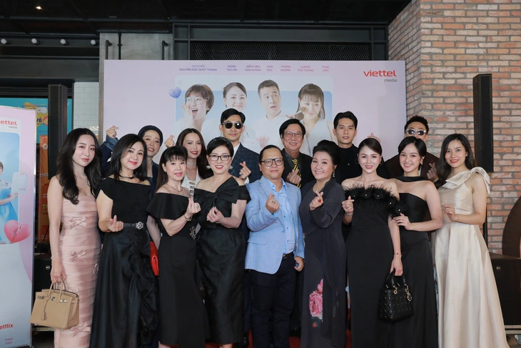 Đạo diễn và dàn diễn viên tham gia phim “Tình trạng: Đã ly hôn” – Ảnh: ĐPCC Đạo diễn và dàn diễn viên tham gia phim “Tình trạng: Đã ly hôn” – Ảnh: ĐPCC