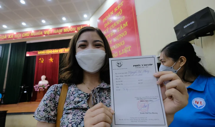 Năm 2022, một trường mầm non tại quận Hoàng Mai tổ chức buổi bốc thăm cho con vào trường công lập - Ảnh: NAM TRẦN Năm 2022, một trường mầm non tại quận Hoàng Mai tổ chức buổi bốc thăm cho con vào trường công lập - Ảnh: NAM TRẦN