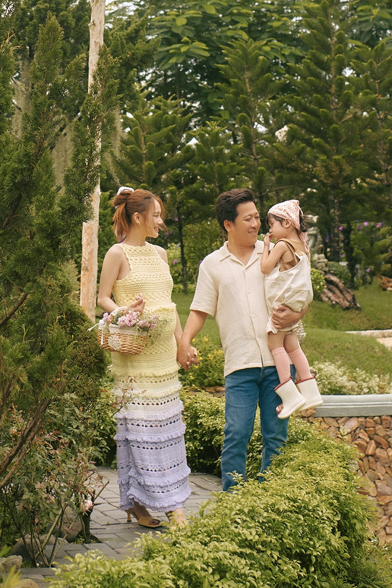 Khoảnh khắc gia đình nhỏ hạnh phúc của Trường Giang và Nhã Phương Khoảnh khắc gia đình nhỏ hạnh phúc của Trường Giang và Nhã Phương