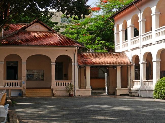 THPT chuyên Lê Hồng Phong là ngôi trường có những đường nét kiến trúc cổ điển kiểu Pháp THPT chuyên Lê Hồng Phong là ngôi trường có những đường nét kiến trúc cổ điển kiểu Pháp