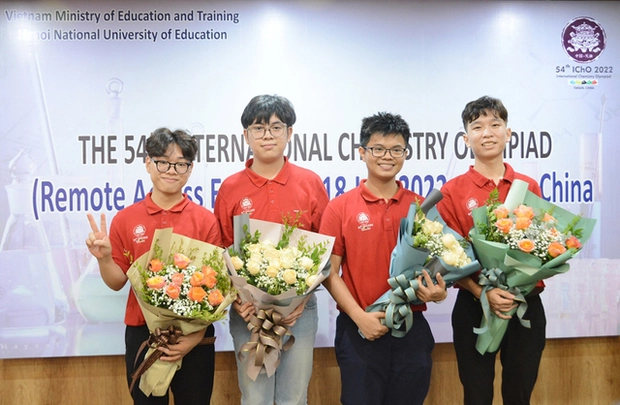 Nguyễn Việt Phong (thứ 3 từ trái sang phải), học sinh lớp 12 chuyên hóa Trường THPT chuyên Lê Hồng Phong - TP HCM đoạt Huy chương Vàng Olympic Hóa học quốc tế 2022 Nguyễn Việt Phong (thứ 3 từ trái sang phải), học sinh lớp 12 chuyên hóa Trường THPT chuyên Lê Hồng Phong - TP HCM đoạt Huy chương Vàng Olympic Hóa học quốc tế 2022