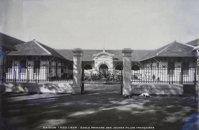 Trường Marie Curie được thành lập vào năm 1918 với tên gọi Lycée Marie Curie Trường Marie Curie được thành lập vào năm 1918 với tên gọi Lycée Marie Curie