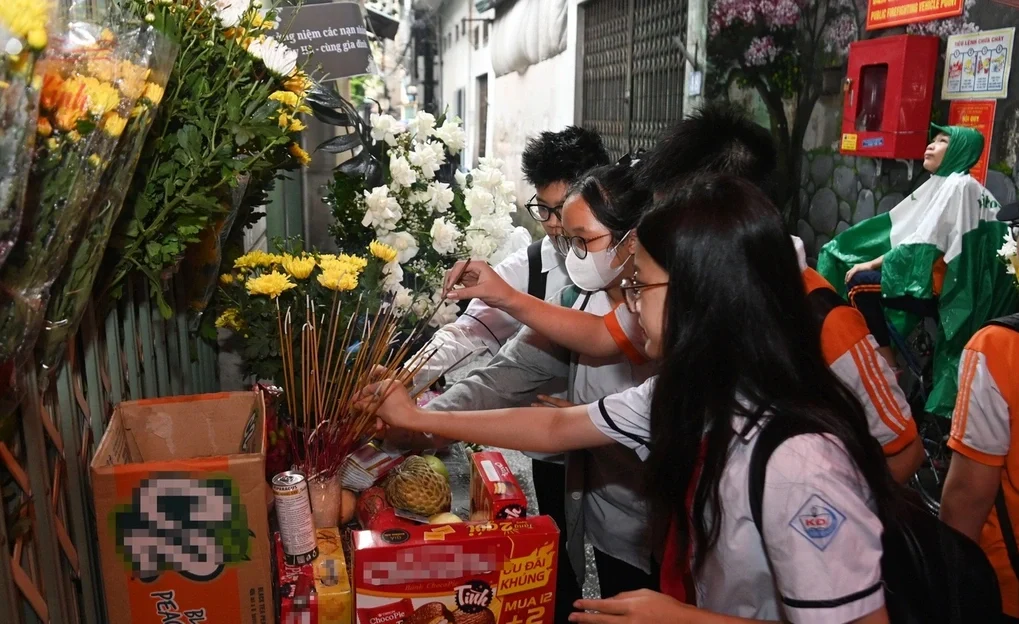 Người dân tưởng niệm các nạn nhân xấu số trong vụ cháy chung cư mini khiến 56 người tử vong Người dân tưởng niệm các nạn nhân xấu số trong vụ cháy chung cư mini khiến 56 người tử vong