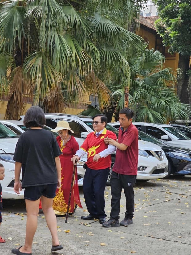Cụ ông chân chùn gối mỏi vẫn hào hứng tham gia buổi tề tựu cùng tham gia họp lớp sau 55 năm gây xúc động. Cụ ông chân chùn gối mỏi vẫn hào hứng tham gia buổi tề tựu cùng tham gia họp lớp sau 55 năm gây xúc động.