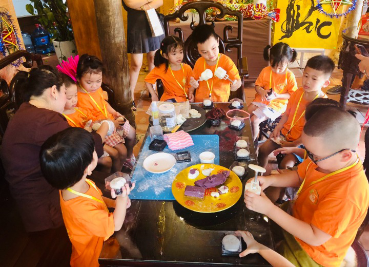 Các bé trải nghiệm làm bánh Trung thu. Ảnh: HTL. Các bé trải nghiệm làm bánh Trung thu. Ảnh: HTL.