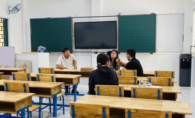 Phòng học lớp 1/2 sau khi chi tiêu quỹ lớp để sơn sửa tường, ốp gạch men và trang bị thêm vật dụng (Ảnh: phụ huynh cung cấp) Phòng học lớp 1/2 sau khi chi tiêu quỹ lớp để sơn sửa tường, ốp gạch men và trang bị thêm vật dụng (Ảnh: phụ huynh cung cấp)
