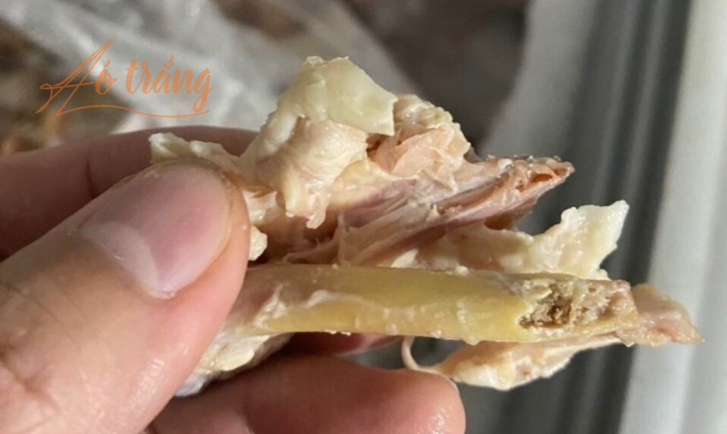Thịt gà hư hỏng, ôi thiu được phụ huynh phát hiện trong tủ đông của đơn vị cung cấp suất ăn, sáng 25/10. Thịt gà hư hỏng, ôi thiu được phụ huynh phát hiện trong tủ đông của đơn vị cung cấp suất ăn, sáng 25/10.