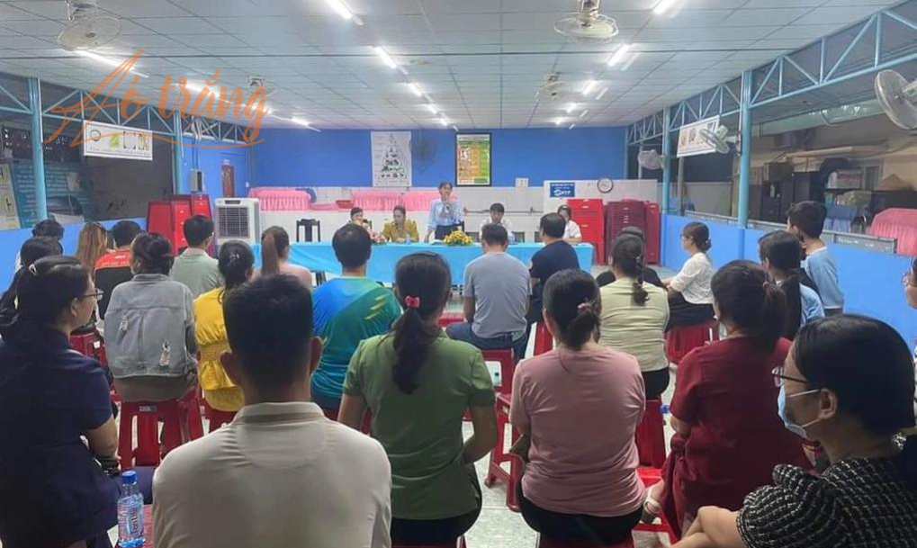 Một cuộc họp giữa nhà trường, nhà cung cấp suất ăn bán trú với phụ huynh Trường Tiểu học Phước Thạnh diễn ra vào chiều 27/10 Một cuộc họp giữa nhà trường, nhà cung cấp suất ăn bán trú với phụ huynh Trường Tiểu học Phước Thạnh diễn ra vào chiều 27/10