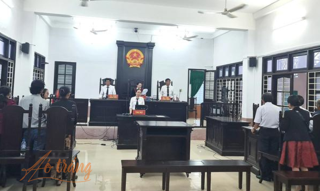 Quang cảnh phiên xử giành quyền nuôi mẹ chưa từng có trong lịch sử ngành tòa án tỉnh Quảng Ngãi - Ảnh: TRẦN MAI Quang cảnh phiên xử giành quyền nuôi mẹ chưa từng có trong lịch sử ngành tòa án tỉnh Quảng Ngãi - Ảnh: TRẦN MAI