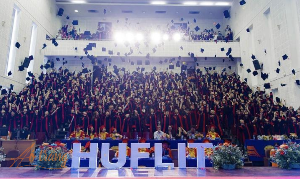 Sinh viên HUFLIT trong lễ tốt nghiệp được tổ chức trước đây - Ảnh: HUFLIT Sinh viên HUFLIT trong lễ tốt nghiệp được tổ chức trước đây - Ảnh: HUFLIT