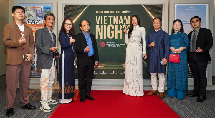 Thùy Tiên mang áo dài đến Đêm Việt Nam tại Busan