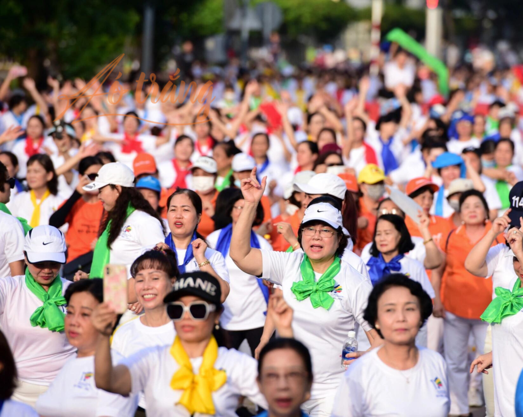 Biểu diễn dân vũ thể thao không chỉ giúp cơ thể dẻo dai, khỏe mạnh mà tinh thần còn sảng khoái, gắn kết đồng đội