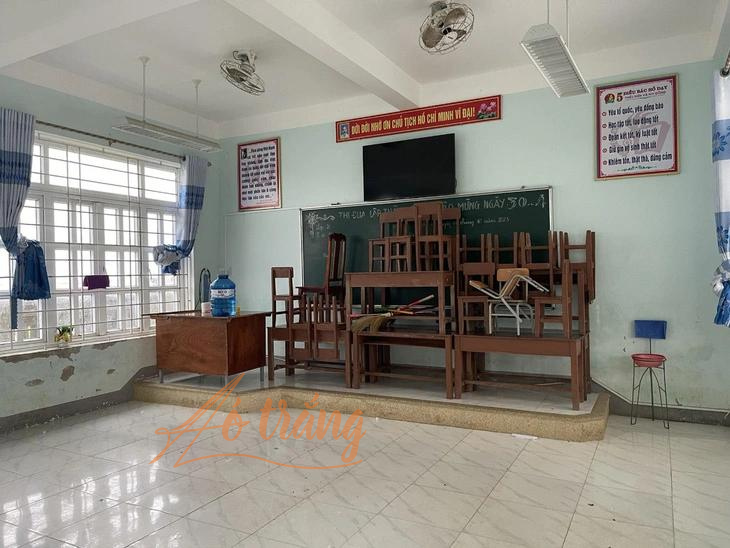 Giáo viên nhà trường ứng trực, đưa bàn ghế, dụng cụ học tập lên cao