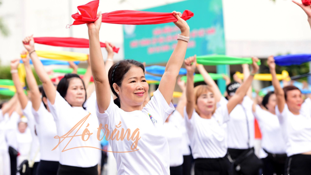 Không khí sáng cuối tuần trở nên sôi động dưới sự dẫn dắt của các hướng dẫn viên trên nền nhạc các bài hát quen thuộc