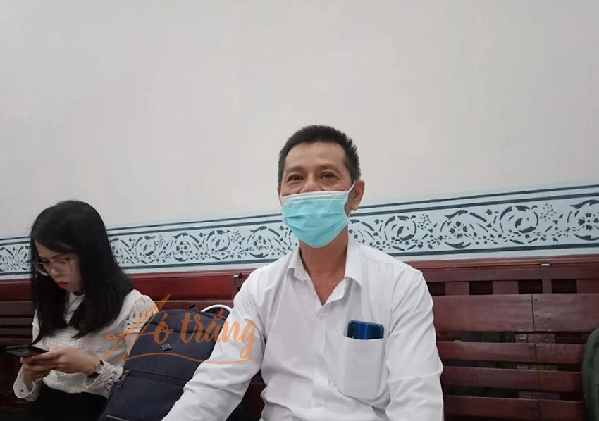 Ông Trương Minh Nhật (tác giả của bài thơ Gánh mẹ) trong một phiên toà ở cấp sở thẩm.