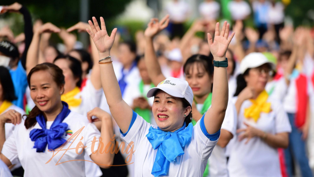 Nhiều chị cho biết việc tập luyện và biểu diễn dân vũ thể thao không chỉ giúp cơ thể dẻo dai, khỏe mạnh mà tinh thần còn sảng khoái, gắn kết đồng đội.