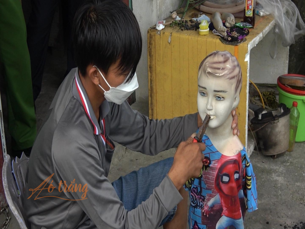 Khởi dùng kềm nhổ răng con riêng của vợ