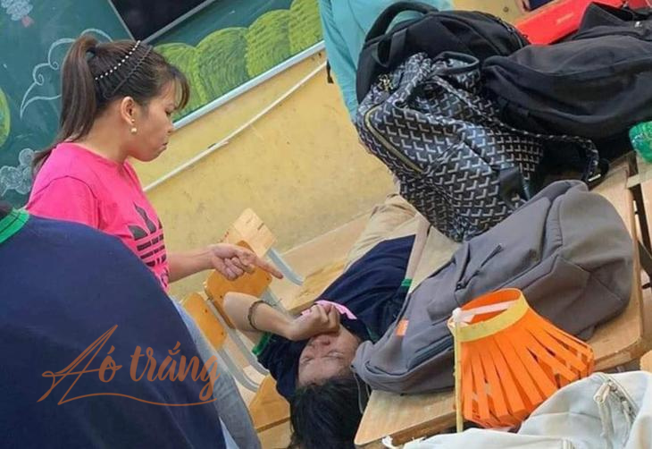 Vụ nữ sinh quỳ khóc trước cửa lớp đến kiệt sức gây xôn xao trên mạng xã hội
