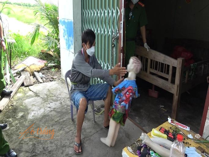Khởi dùng tay tát vào mặt bé gái