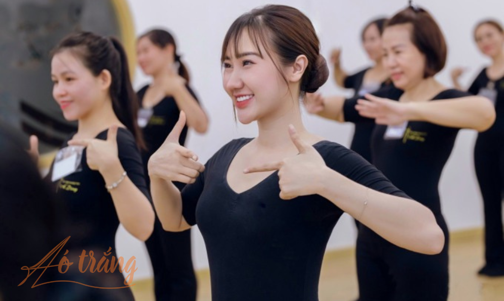 Minh Châu (hàng đầu, bên phải) ở quận 1, TP HCM đang học cách sử dụng ánh mắt, nụ cười phù hợp với từng hoàn cảnh ngày 30/9 Minh Châu (hàng đầu, bên phải) ở quận 1, TP HCM đang học cách sử dụng ánh mắt, nụ cười phù hợp với từng hoàn cảnh ngày 30/9