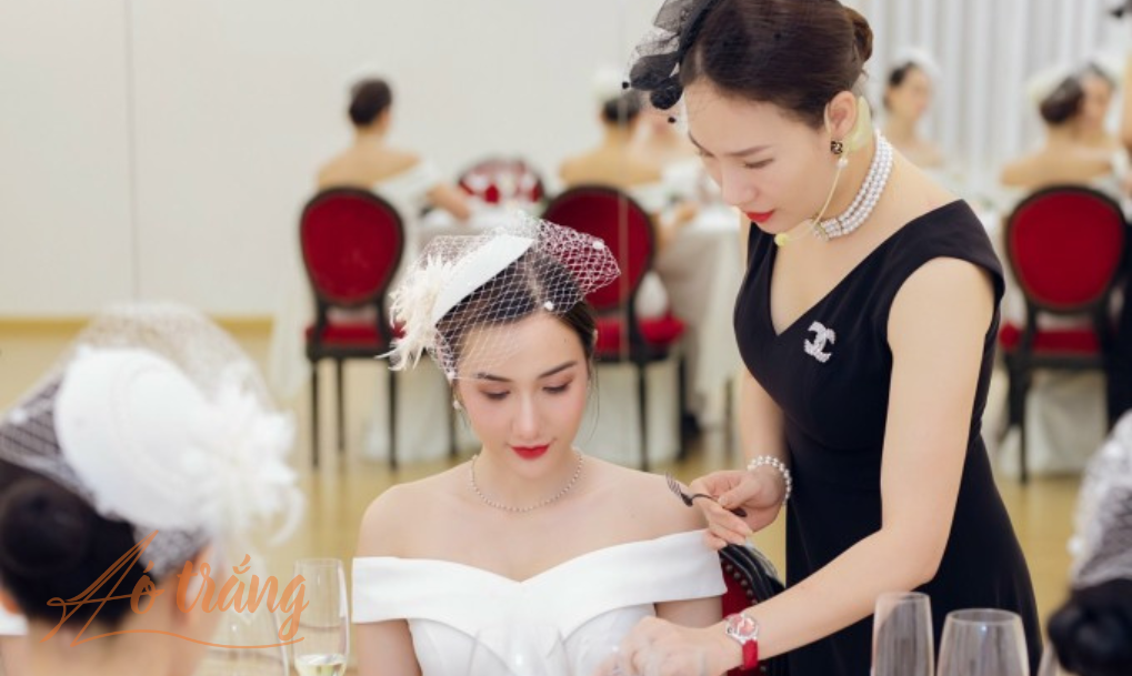 Giảng viên Nguyễn Quỳnh Trang (đứng) đang hướng dẫn học viên cách ăn uống và ứng xử trên bàn tiệc, tháng 9/2023. Giảng viên Nguyễn Quỳnh Trang (đứng) đang hướng dẫn học viên cách ăn uống và ứng xử trên bàn tiệc, tháng 9/2023.