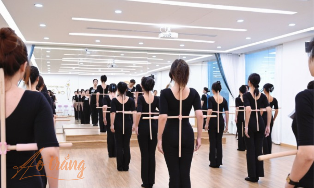 Các học viên đang được sửa tư thế đứng, cách đi lại trong một lớp học phong thái ở TP HCM, ngày 30/9. Các học viên đang được sửa tư thế đứng, cách đi lại trong một lớp học phong thái ở TP HCM, ngày 30/9.