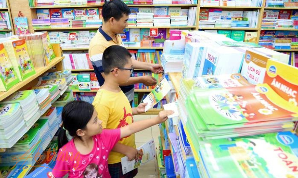 Nhiều khoản phụ phí phải chi đầu năm khiến nhiều phụ huynh nặng gánh cho việc học của con Nhiều khoản phụ phí phải chi đầu năm khiến nhiều phụ huynh nặng gánh cho việc học của con