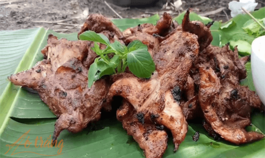Món chuột ướp chao nướng than hồng được nhiều người dân địa phương và du khách phương xa ưa thích. Món chuột ướp chao nướng than hồng được nhiều người dân địa phương và du khách phương xa ưa thích.