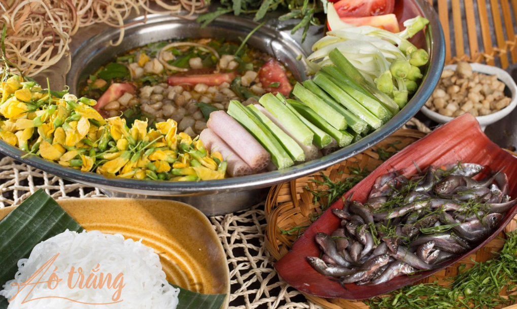 Lẩu cá linh là một trong những món ăn đặc sản của mùa nước nổi An Giang. Lẩu cá linh là một trong những món ăn đặc sản của mùa nước nổi An Giang.