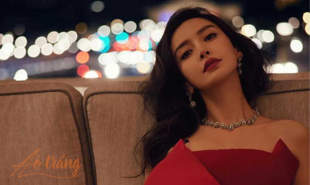 Angelababy có nguy cơ bị "phong sát" khi đến xem buổi diễn thoát y của Lisa. Angelababy có nguy cơ bị "phong sát" khi đến xem buổi diễn thoát y của Lisa.