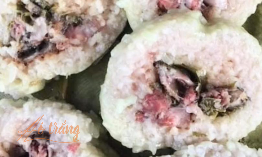 Bánh chưng nhân cá chép sau khi chín được miêu tả là cá mềm và thơm chứ không hề tanh như mọi người tưởng tượng Bánh chưng nhân cá chép sau khi chín được miêu tả là cá mềm và thơm chứ không hề tanh như mọi người tưởng tượng