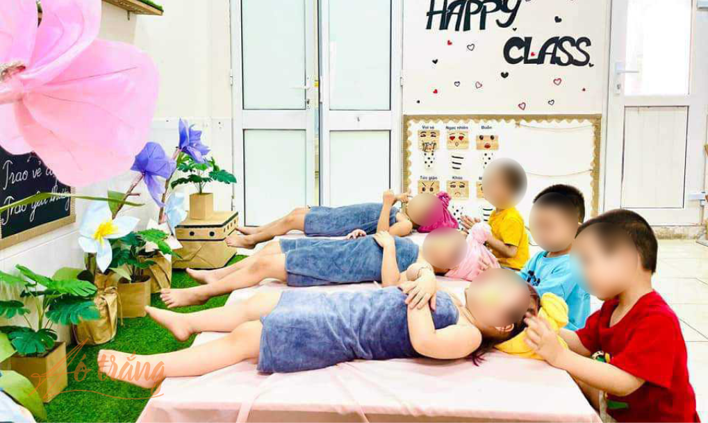 Hoạt động bé trai rửa chân, massage cho bé gái ngày 20/10 ở trường mầm non gây tranh cãi Hoạt động bé trai rửa chân, massage cho bé gái ngày 20/10 ở trường mầm non gây tranh cãi