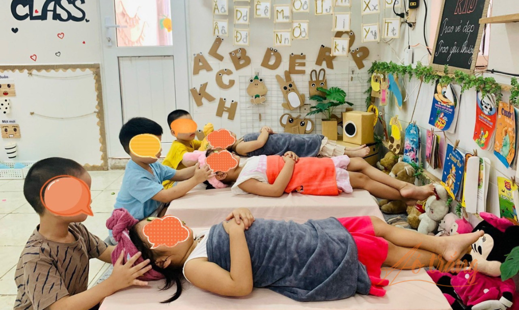 Nhiều phụ huynh cho rằng việc bé trai rửa chân, massage đầu cho bạn gái nhân ngày 20/10 là hoạt động gây phản cảm và mang tính hình thức. Nhiều phụ huynh cho rằng việc bé trai rửa chân, massage đầu cho bạn gái nhân ngày 20/10 là hoạt động gây phản cảm và mang tính hình thức.