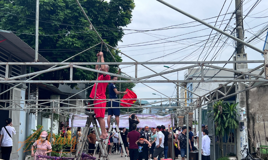 Hàng xóm của quán quân Lê Xuân Mạnh ở khu phố 7, phường Đông Cương, TP.Thanh Hoá, tỉnh Thanh Hoá đang chuẩn bị rạp để đón nhà vô địch Đường lên đỉnh Olympia 2023. Hàng xóm của quán quân Lê Xuân Mạnh ở khu phố 7, phường Đông Cương, TP.Thanh Hoá, tỉnh Thanh Hoá đang chuẩn bị rạp để đón nhà vô địch Đường lên đỉnh Olympia 2023.
