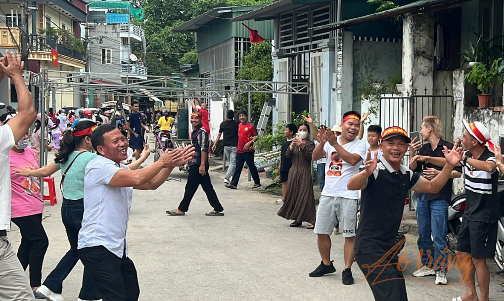 Người dân khu phố 7 phường Đông Cương, TP.Thanh Hoá, tỉnh Thanh Hoá ăn mừng khi Lê Xuân Mạnh "vô địch" Đường lên đỉnh Olympia 2023. Người dân khu phố 7 phường Đông Cương, TP.Thanh Hoá, tỉnh Thanh Hoá ăn mừng khi Lê Xuân Mạnh "vô địch" Đường lên đỉnh Olympia 2023.