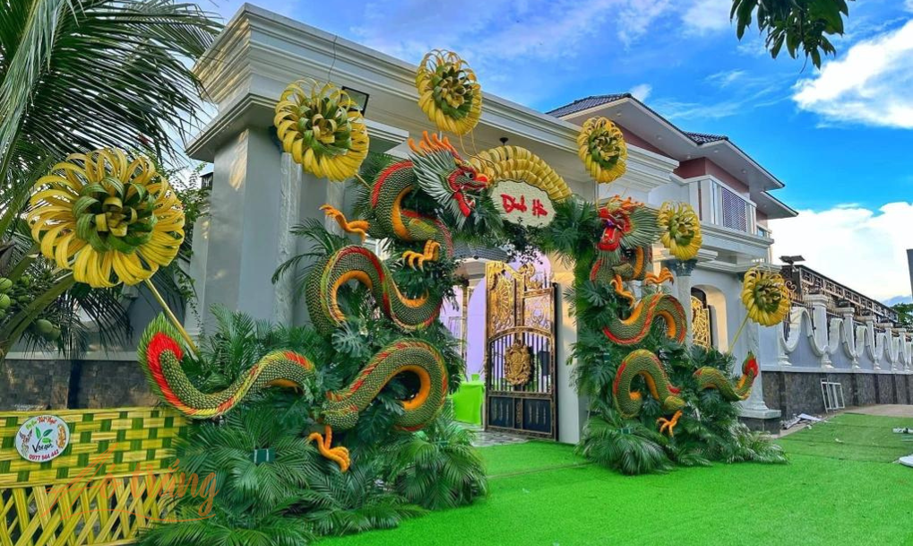 Đôi rồng được đính kết thủ công hoành tráng tại biệt thự của Hà Trí Quang và Thanh Đoàn ở Đồng Tháp Đôi rồng được đính kết thủ công hoành tráng tại biệt thự của Hà Trí Quang và Thanh Đoàn ở Đồng Tháp