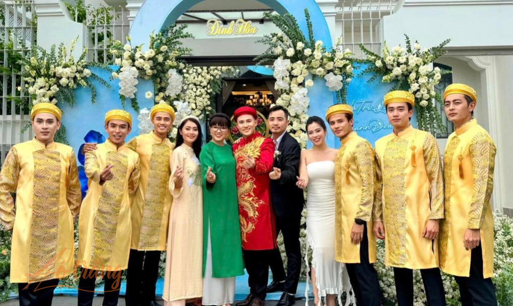 Dàn diễn viên bê tráp trong đám hỏi Hà Trí Quang Dàn diễn viên bê tráp trong đám hỏi Hà Trí Quang