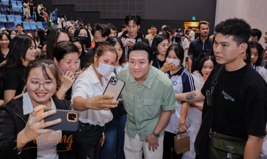 Trấn Thành (áo xanh) cùng êkíp giao lưu khán giả Hà Nội tại buổi cine-tour "Đất rừng phương Nam" cuối tuần qua. Trấn Thành (áo xanh) cùng êkíp giao lưu khán giả Hà Nội tại buổi cine-tour "Đất rừng phương Nam" cuối tuần qua.