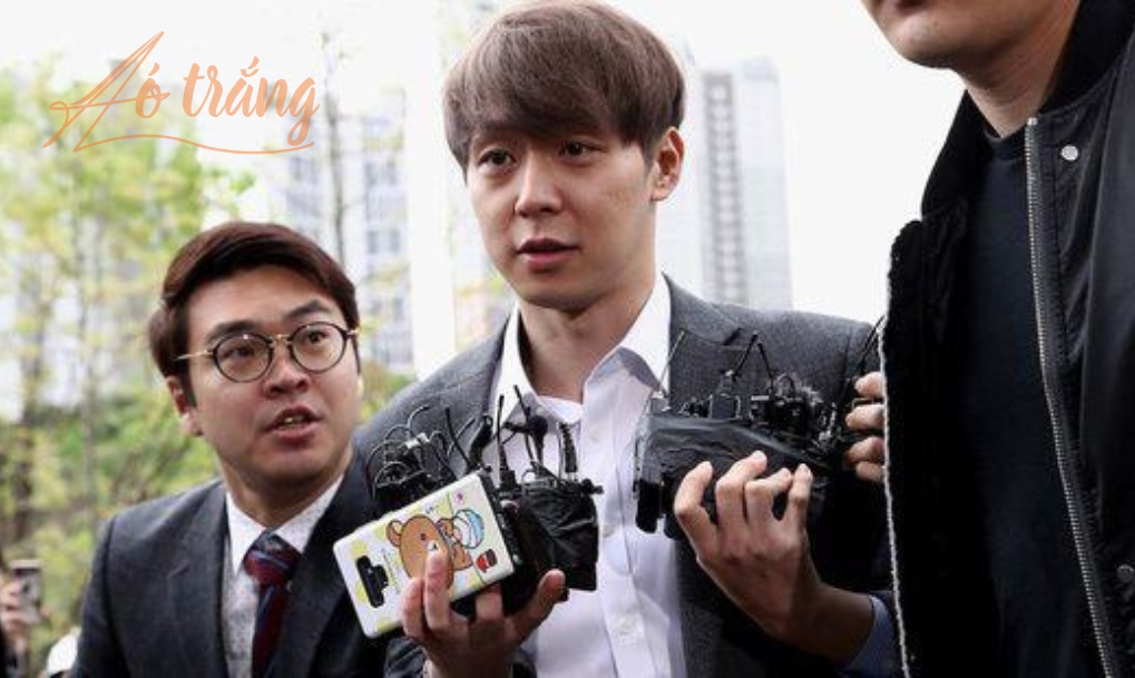 Park Yoo Chun bị tòa án kết án 10 tháng tù giam và 2 năm quản chế vì vi phạm Đạo luật kiểm soát Ma túy. Park Yoo Chun bị tòa án kết án 10 tháng tù giam và 2 năm quản chế vì vi phạm Đạo luật kiểm soát Ma túy.