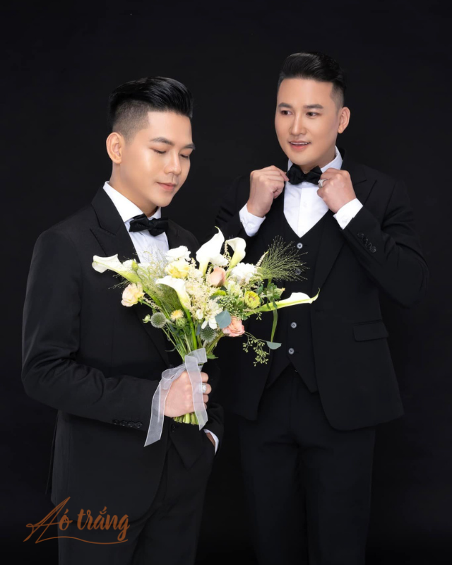 Cả hai tươi cười rạng rỡ và không quên thông báo vài ngày tới sẽ tổ chức đám hỏi ở Đồng Tháp Cả hai tươi cười rạng rỡ và không quên thông báo vài ngày tới sẽ tổ chức đám hỏi ở Đồng Tháp