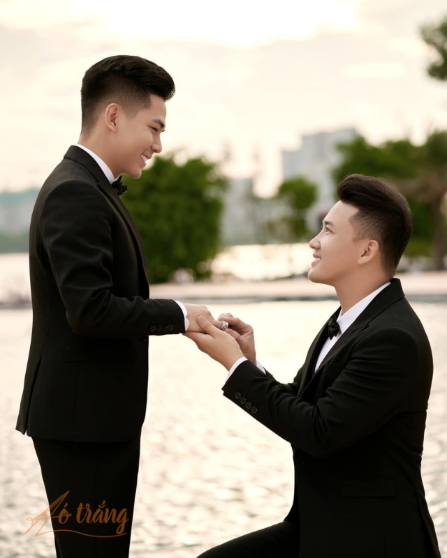 Hà Trí Quang quỳ gối cầu hôn bạn trai Thanh Đoàn Hà Trí Quang quỳ gối cầu hôn bạn trai Thanh Đoàn