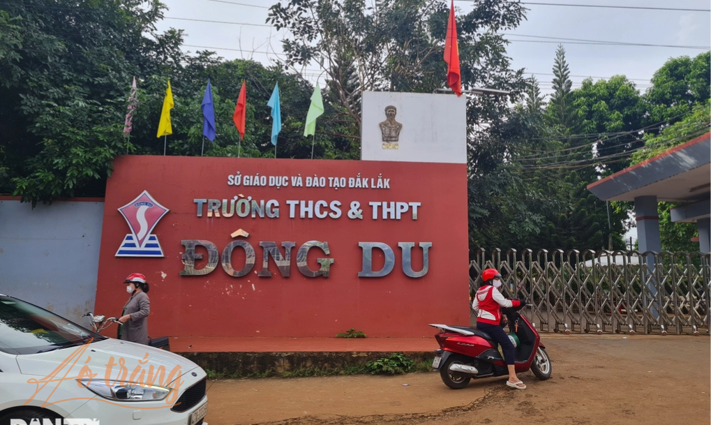 Mỗi ngày, trường THCS&THPT Đông Du kiểm soát cặp, người của trên 2.000 học sinh trước khi vào trường học Mỗi ngày, trường THCS&THPT Đông Du kiểm soát cặp, người của trên 2.000 học sinh trước khi vào trường học
