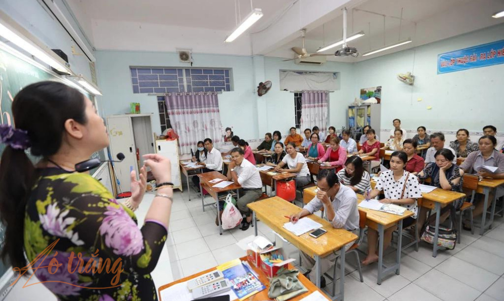 Các bậc phụ huynh thường làm mọi điều để con mình có thể có điều kiện học hành tốt nhất. Các bậc phụ huynh thường làm mọi điều để con mình có thể có điều kiện học hành tốt nhất.