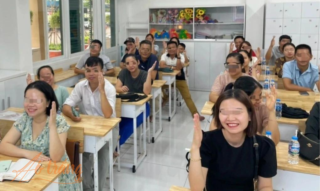 Bức hình phụ huynh giơ tay đồng ý các khoản đóng góp tại lớp 1/2, Trường Tiểu học Hồng Hà, TPHCM Bức hình phụ huynh giơ tay đồng ý các khoản đóng góp tại lớp 1/2, Trường Tiểu học Hồng Hà, TPHCM