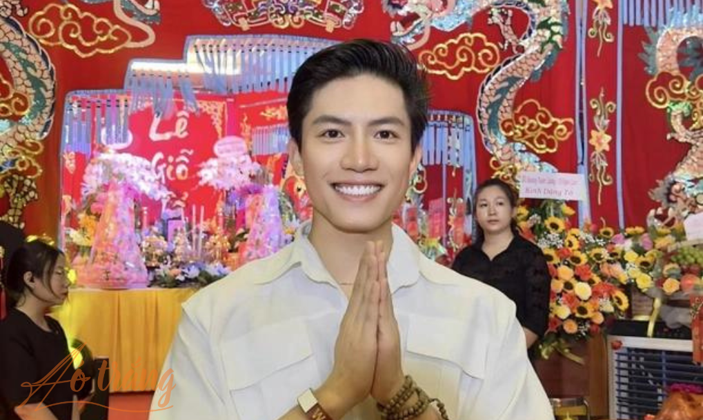 Vòng cổ của chàng trai bí ẩn trong clip "xin lỗi người yêu" của LyLy giống hệt Anh Tú Vòng cổ của chàng trai bí ẩn trong clip "xin lỗi người yêu" của LyLy giống hệt Anh Tú