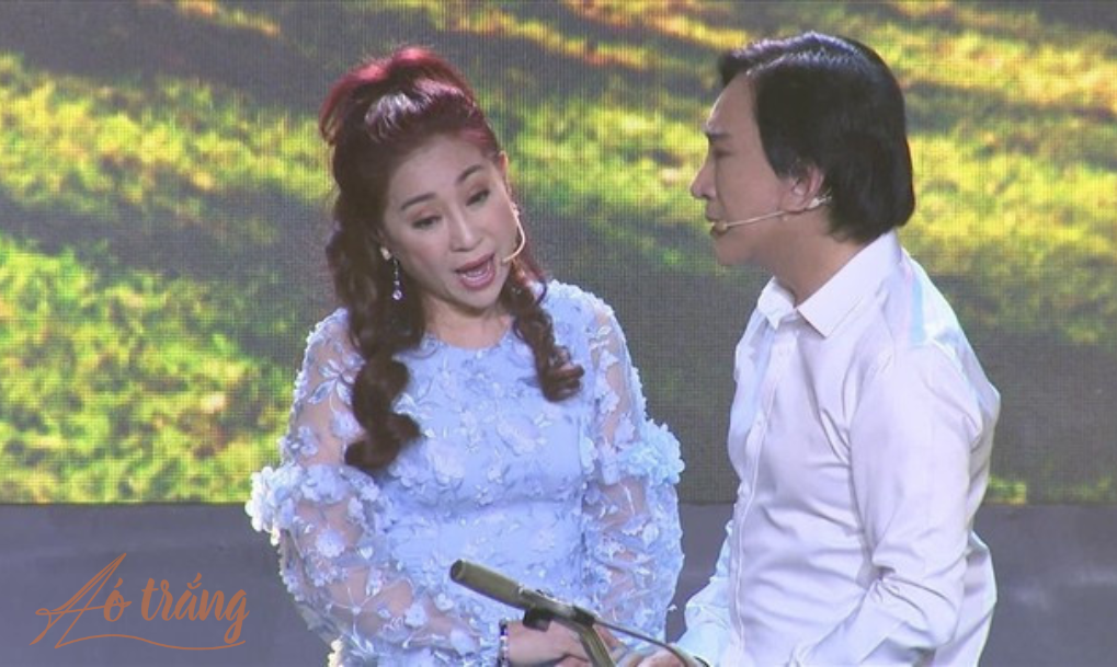 NSƯT Thoại Mỹ và NSƯT Kim Tử Long trên sân khấu. NSƯT Thoại Mỹ và NSƯT Kim Tử Long trên sân khấu.